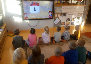 dzieci oglądają i słuchają prezentacji